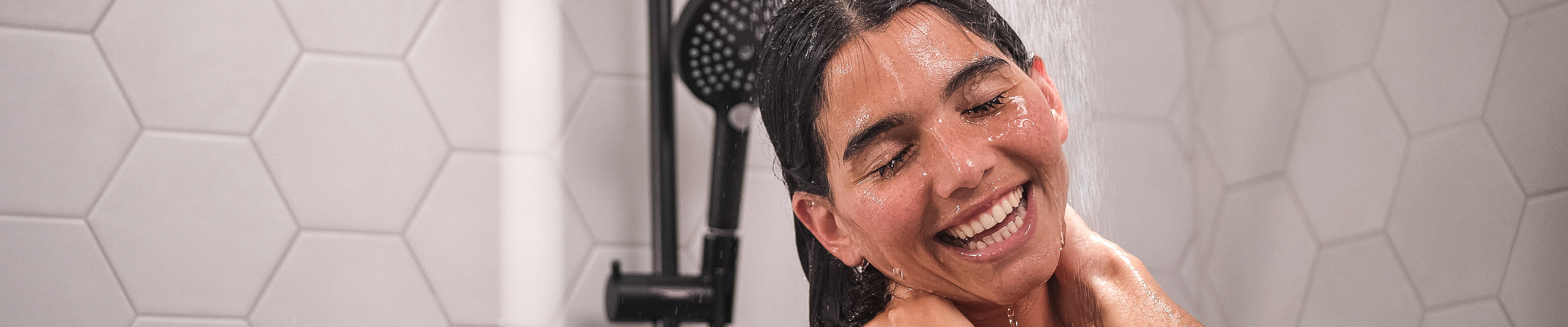 Mann testet hansgrohe Dusche.