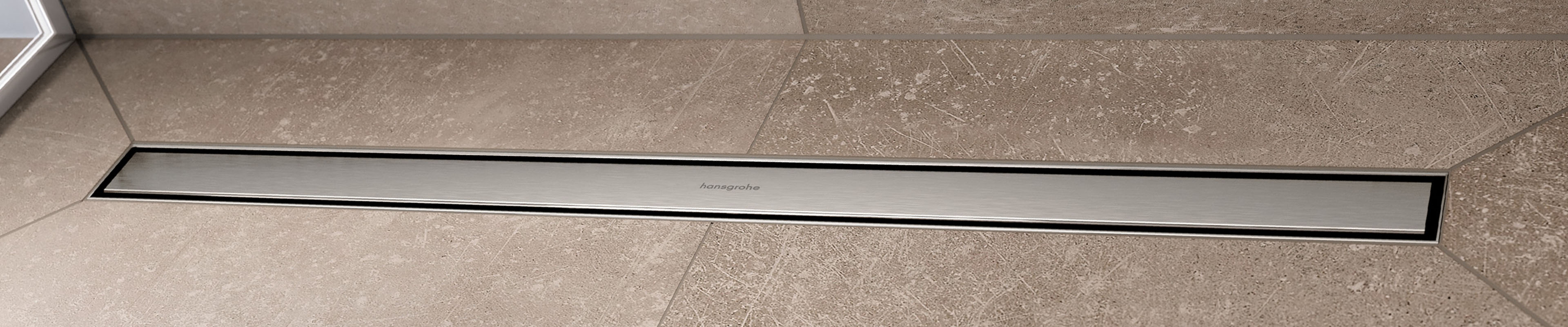 Silberne Duschrinne von hansgrohe in gefliestem Duschbereich.