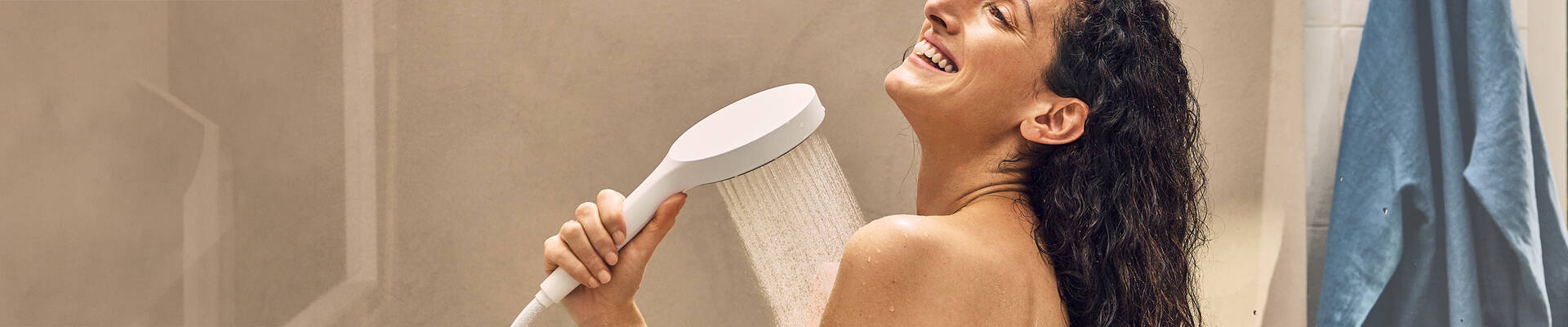 hansgrohe shower head with Matte White surface finish.