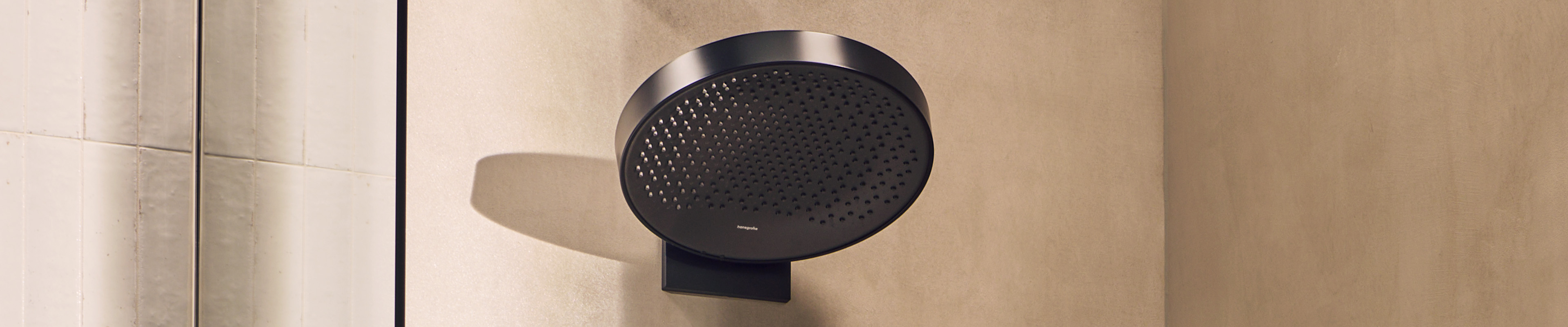 Horná sprcha Rainfinity od hansgrohe v matne čiernom vyhotovení.