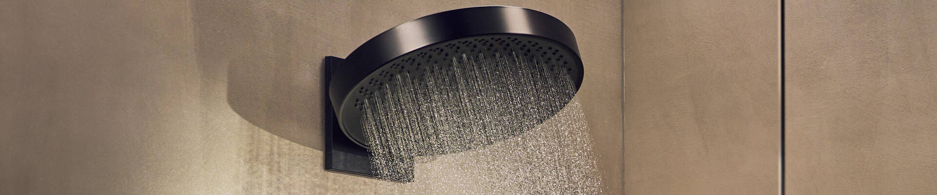 Horní sprcha Rainfinity od hansgrohe v matně černém provedení.