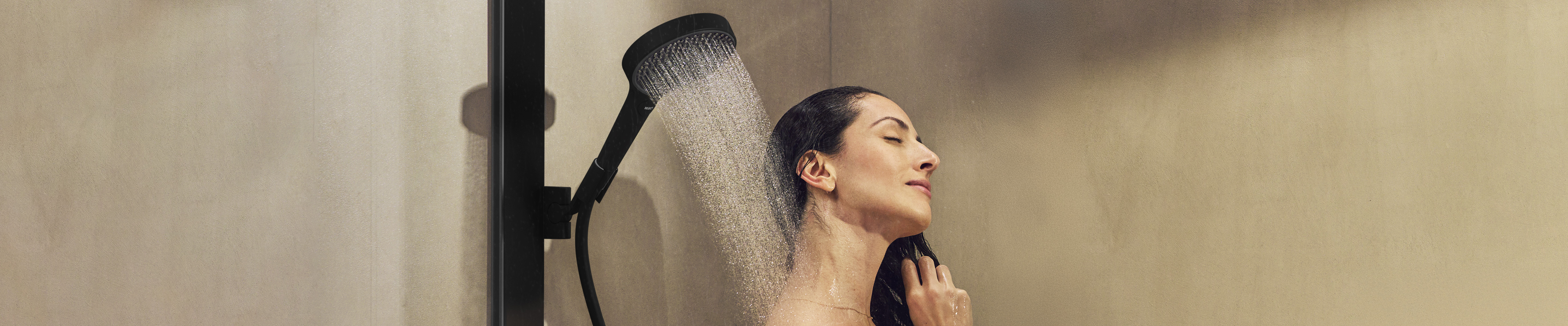 Moderna rokas dušas klausule – viegli lietojama.