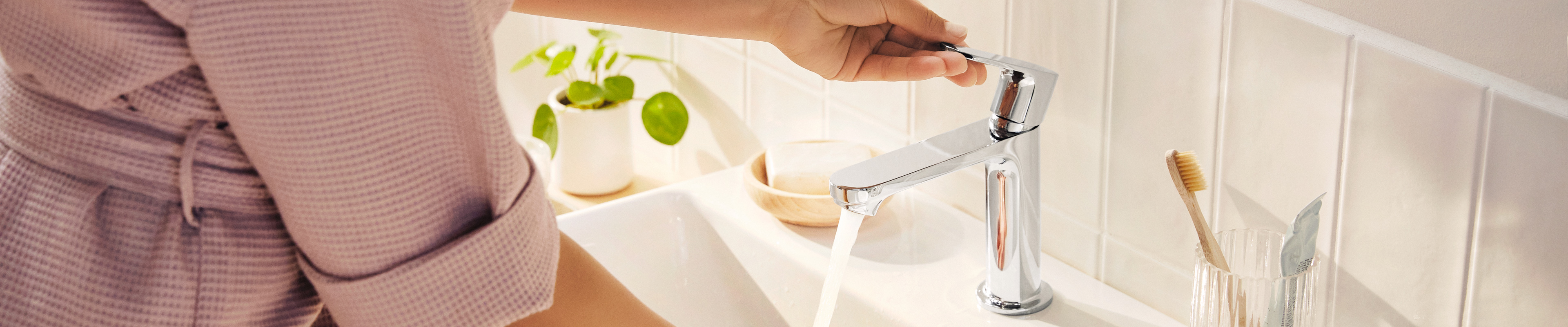 Rebris S faucet in Chrome at the sink.