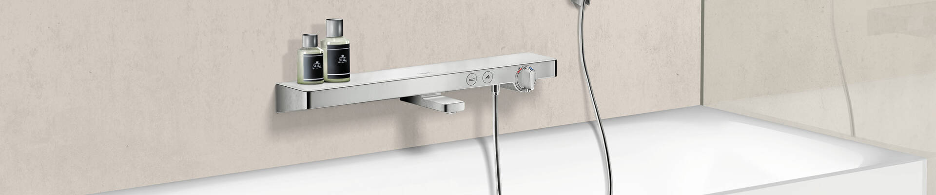 Termostat til badekarret med integreret hylde og smarte trykknapper, som styrer vandet. Termostat til badekarret med integreret hylde og smarte trykknapper, som styrer vandet.