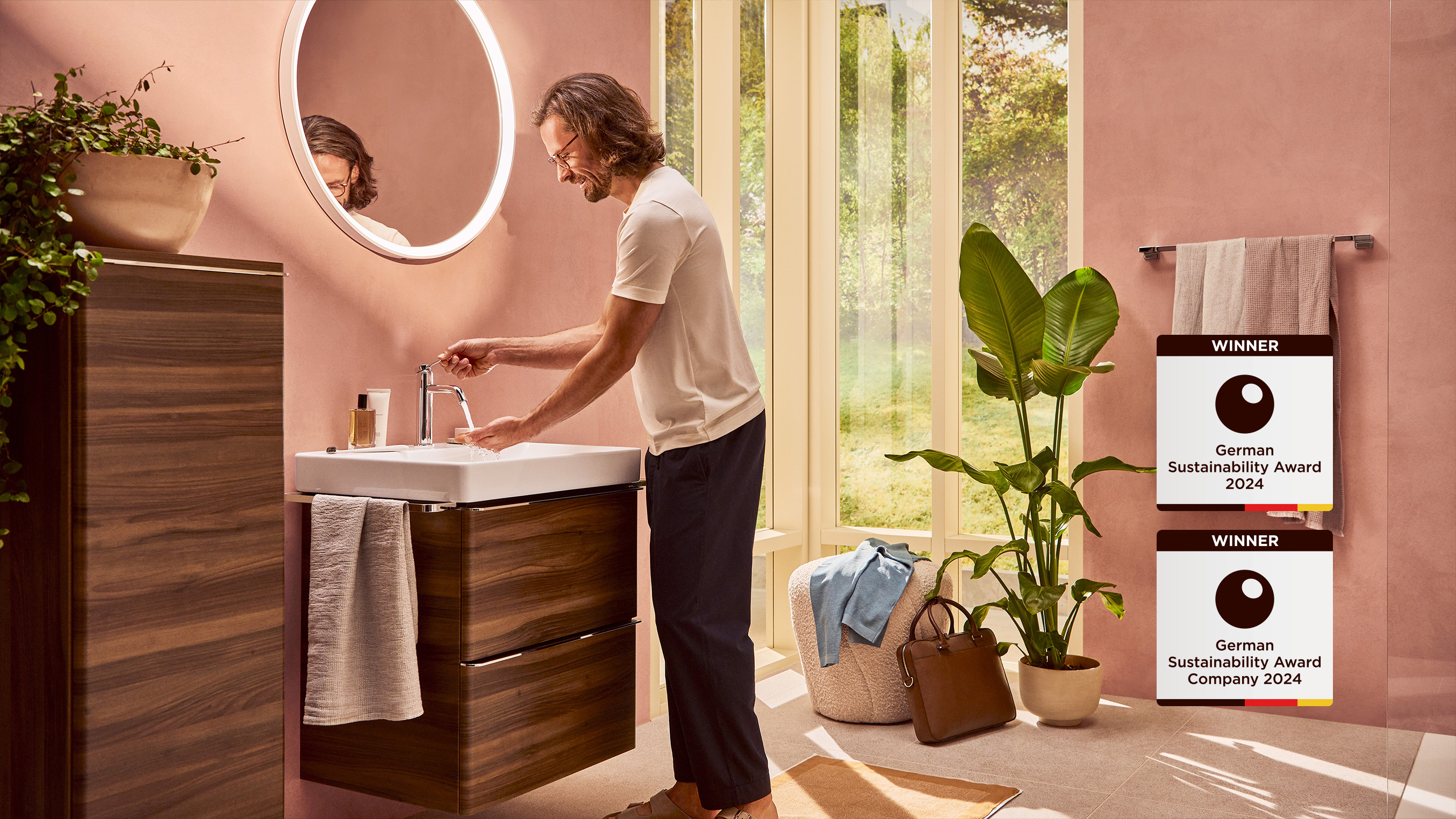 Mand på badeværelse med Tecturis vandhane fra hansgrohe