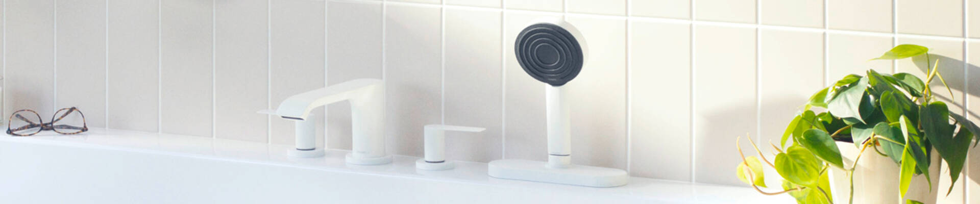 VIvenis 4-huls armatur til karkant i mat hvid.