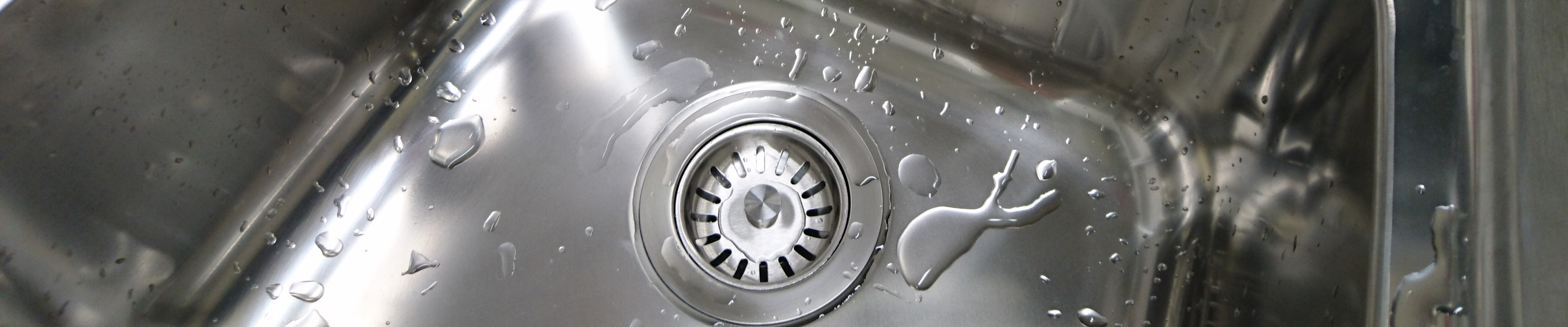 Cesta de escurrido para el desagüe en un fregadero de acero inoxidable de hansgrohe.