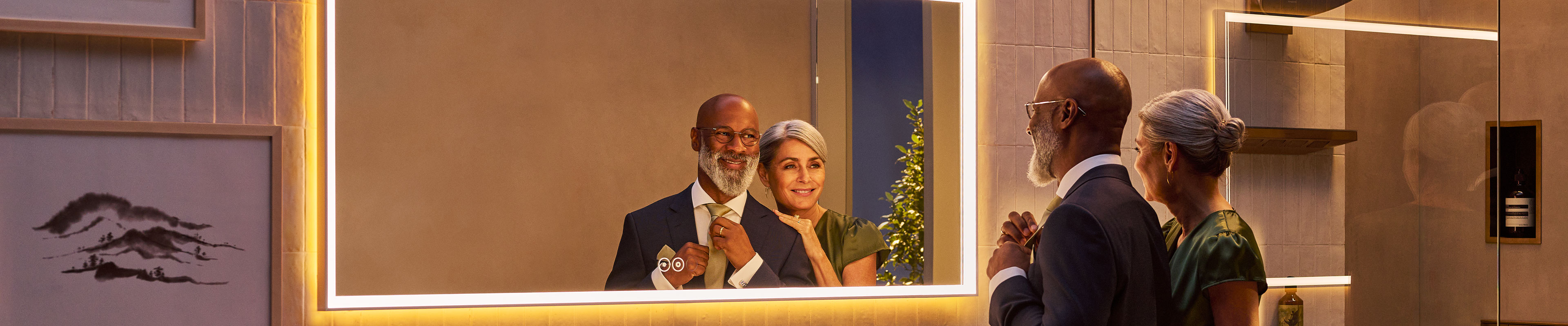 Et ektepar ser på hverandre i det opplyste Xarita E-speilet.