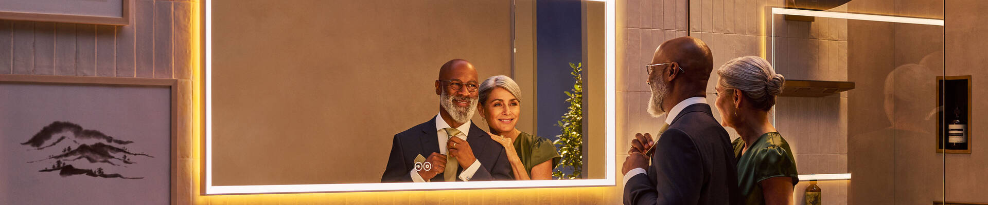Echtpaar kijkt naar zichzelf in de verlichte spiegel Xarita E.