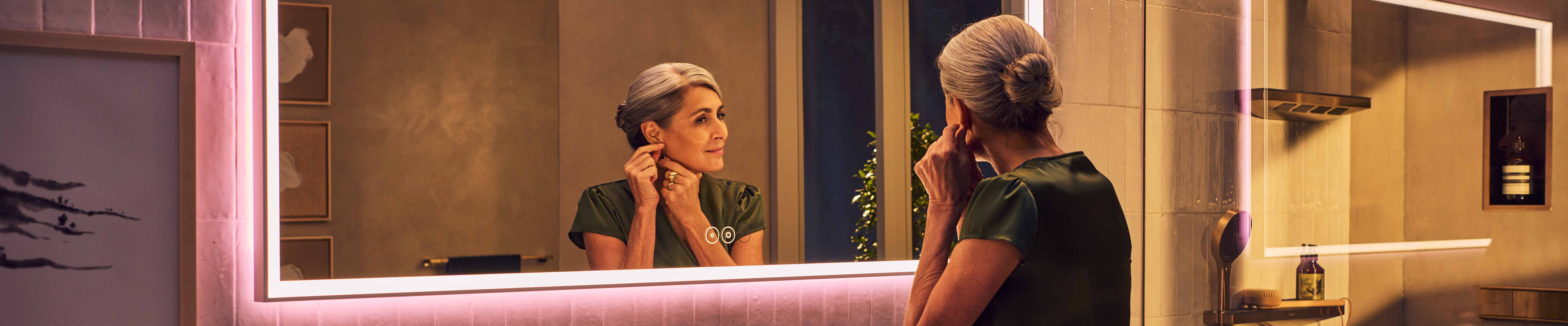 Zrkadlo Xarita E so ženou v umývacom priestore.