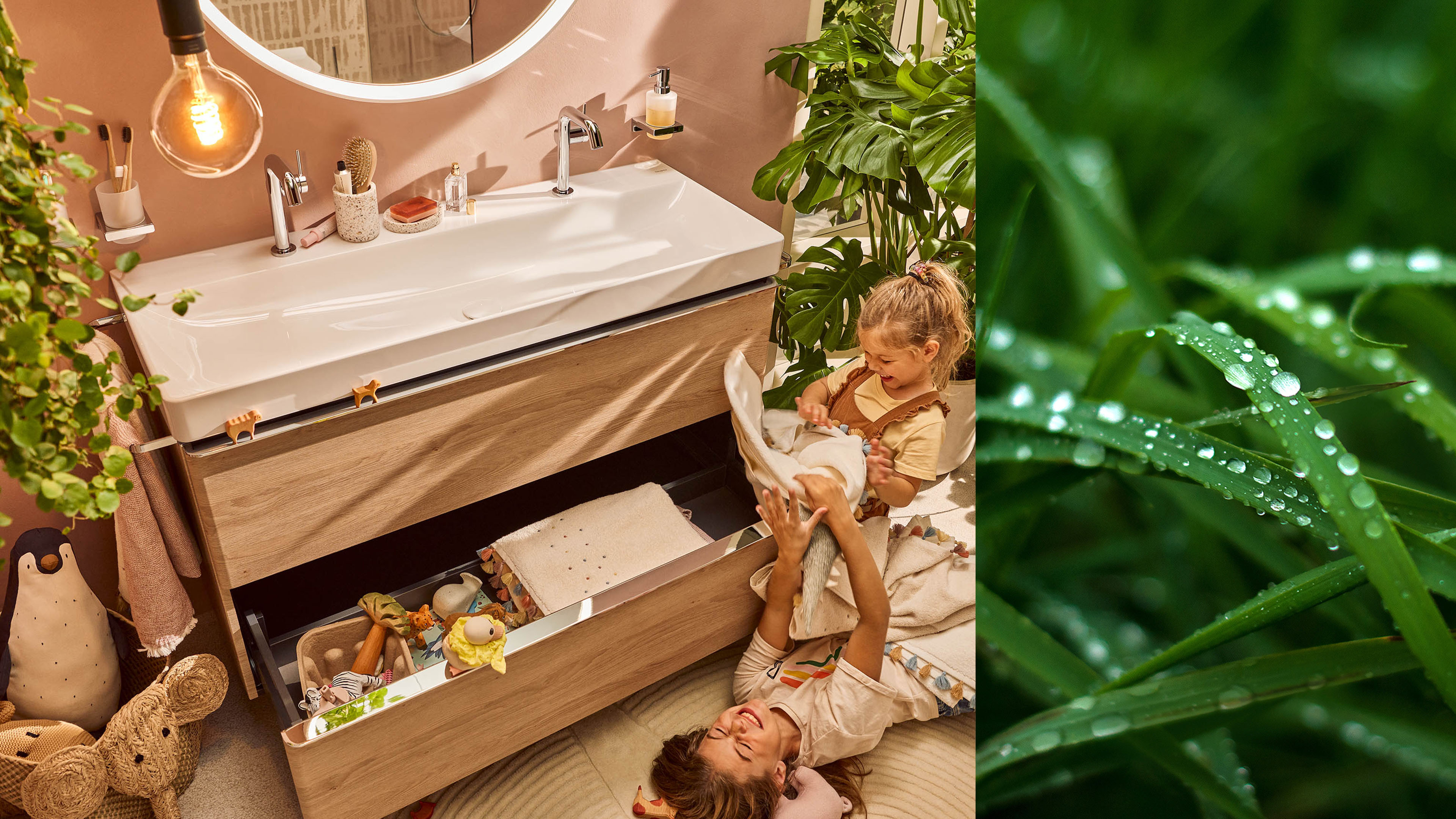 Duas meninas brincam em frente ao armário de lavatório Xelu Q.