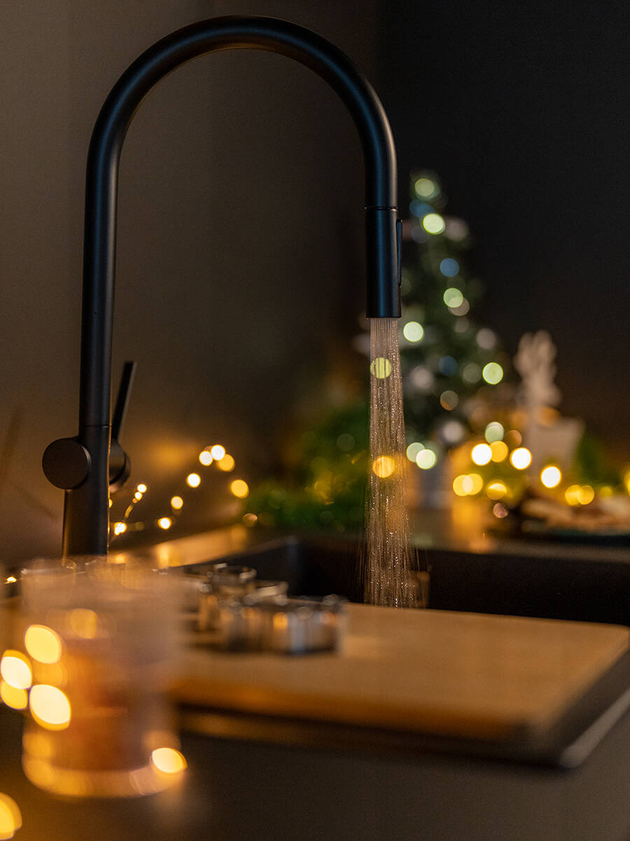 Смеситель hansgrohe Talis M54 на кухне с новогодними украшениями.