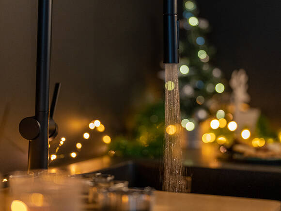 Смеситель hansgrohe Talis M54 на кухне с новогодними украшениями.