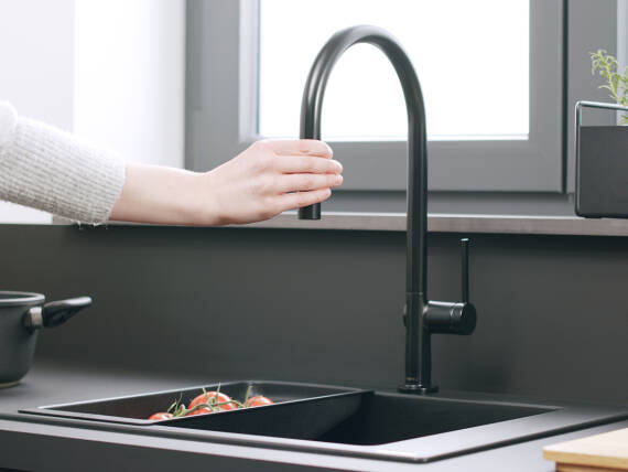 Armatur med sBox i brug i køkkenet.