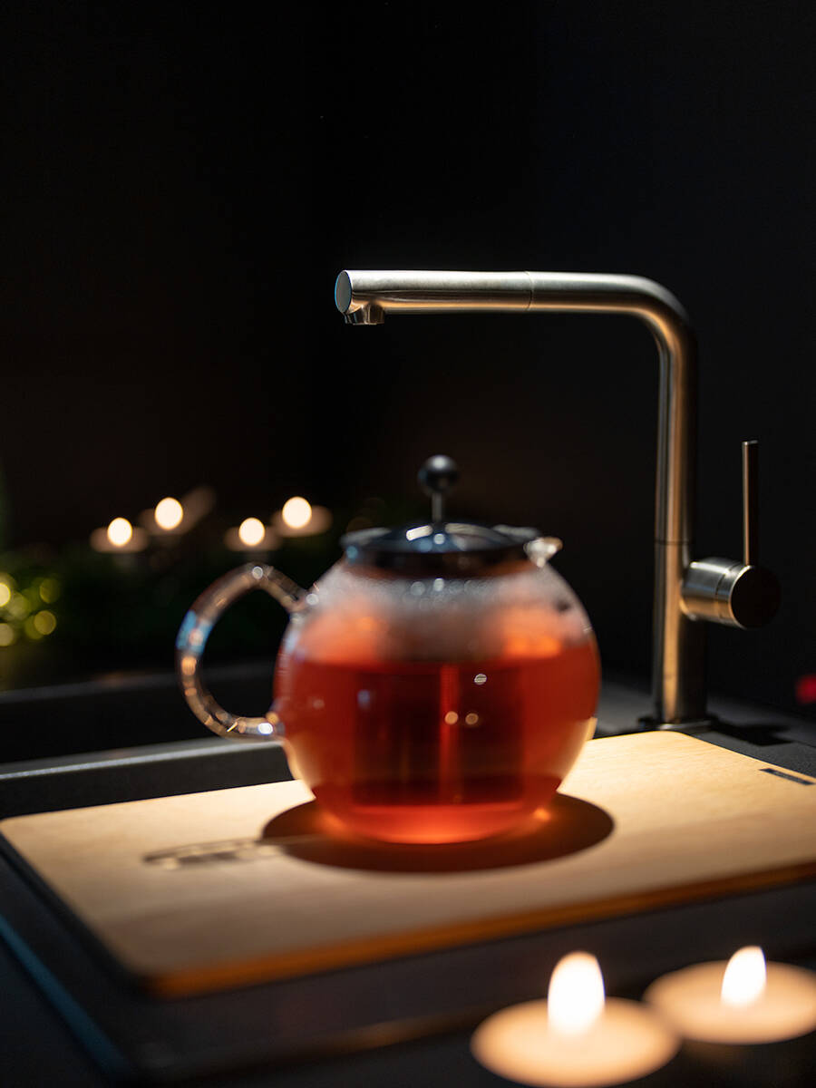 Дизайнерский смеситель hansgrohe Talis M54 с новогодним декором.