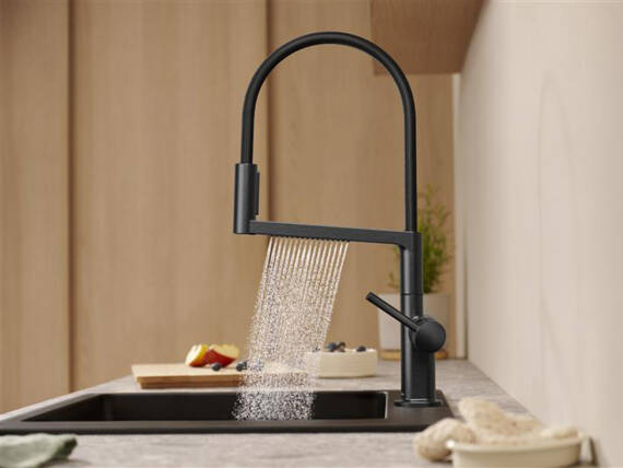 Schwarze hansgrohe Armatur mit laufendem Wasser.