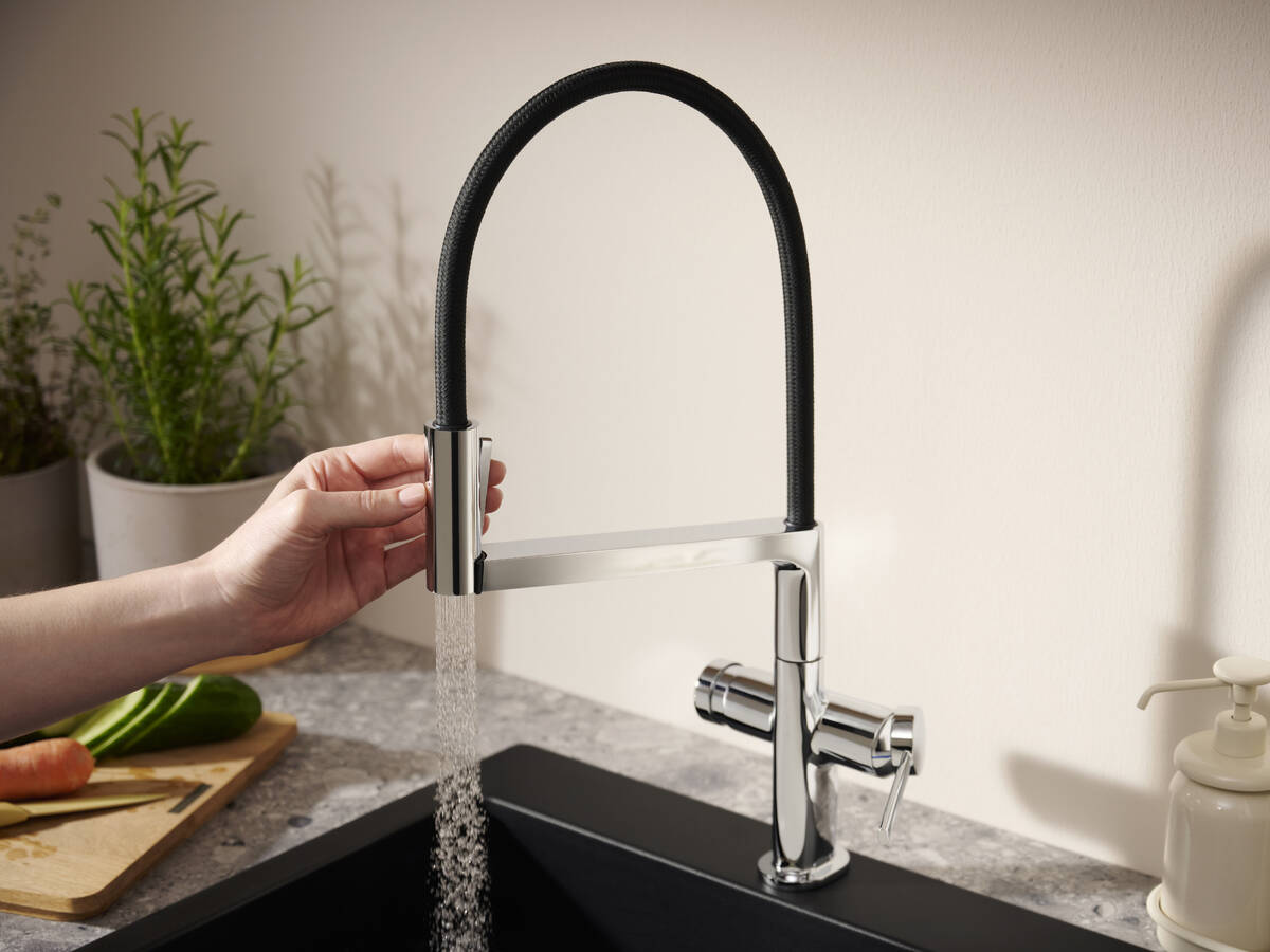 Caño de un grifo de cocina de hansgrohe.