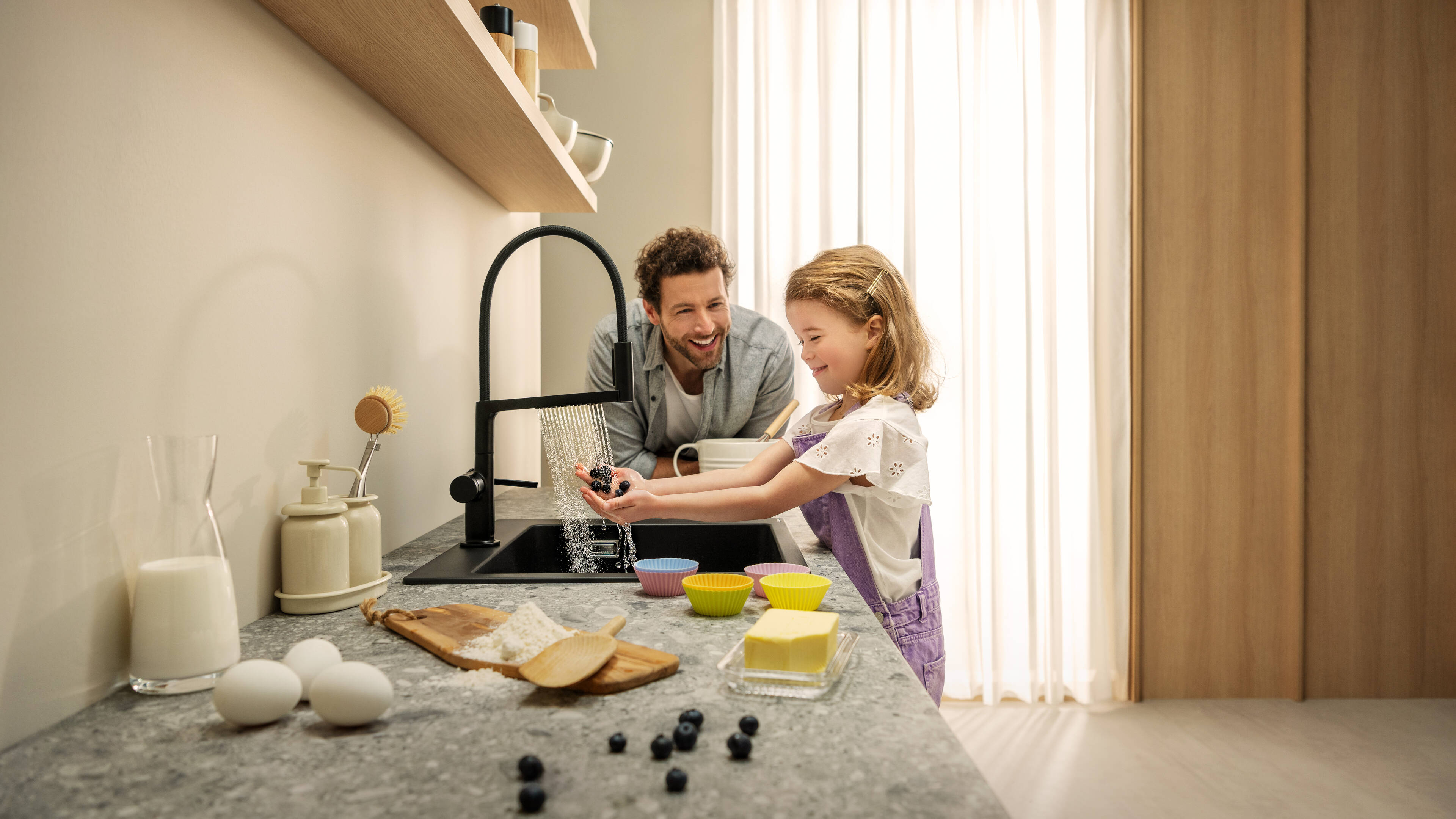 Far og datter ved hansgrohe køkkenvask.
