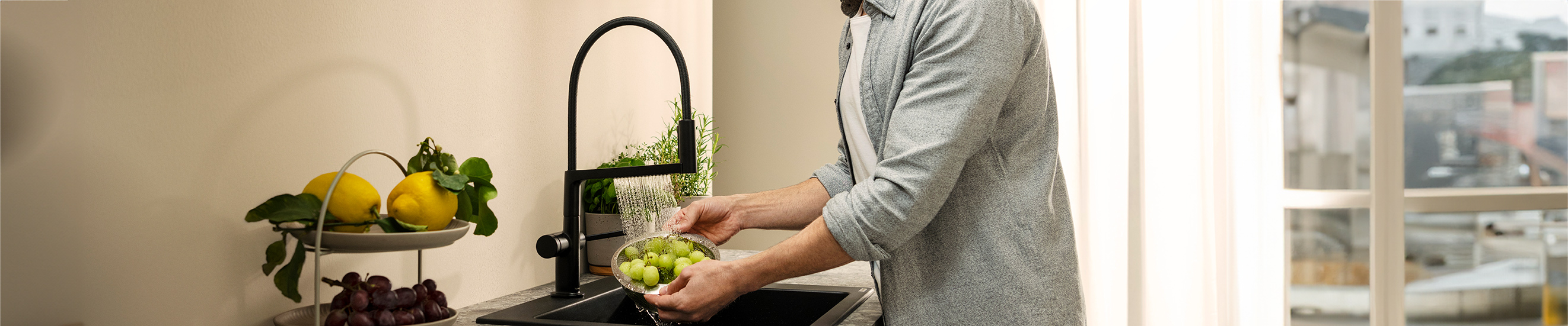 Talis Select M54 PowderSpray aportando agua para las labores de cocina.