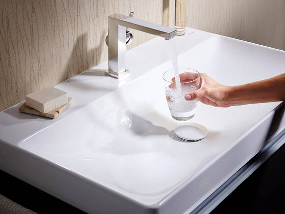 Minimalistischer Tecturis E Mischer am Becken.