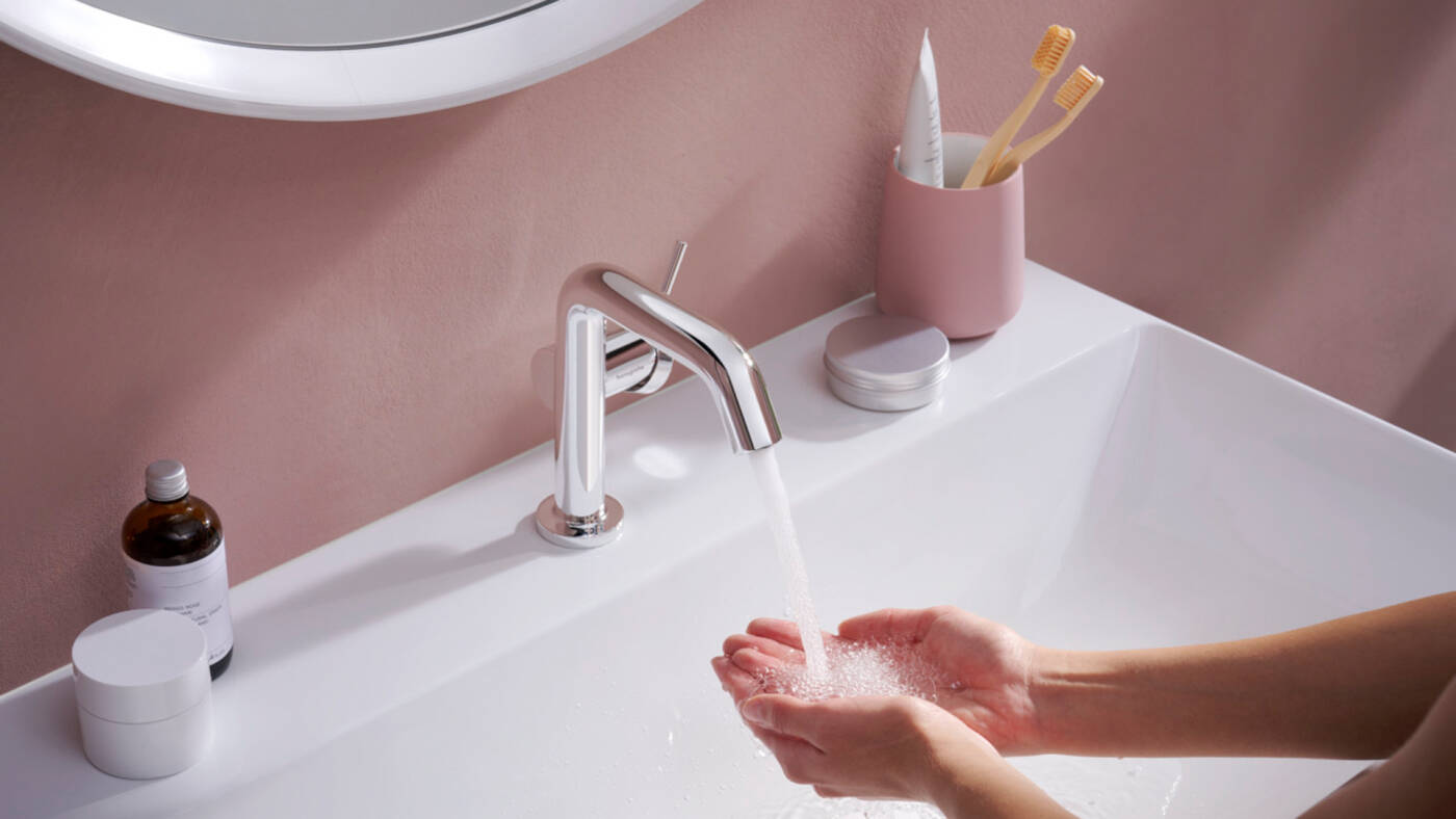 hansgrohe Waschtisch mit chromfarbener Armatur.