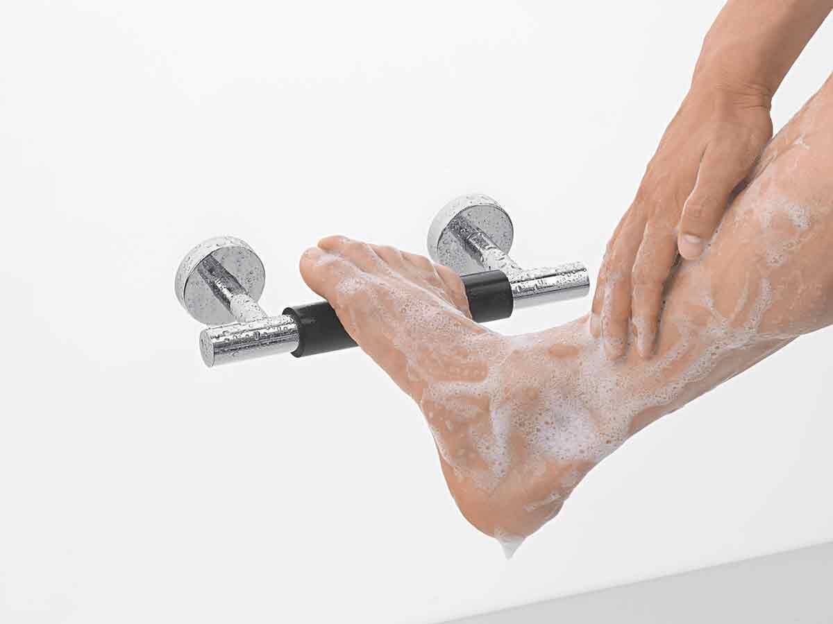 TÜV-tested foot support by hansgrohe.