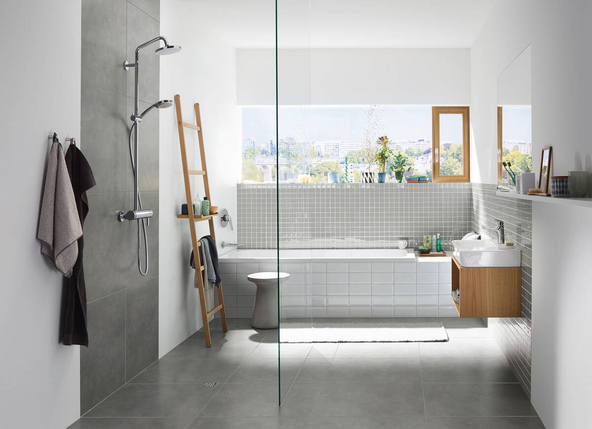 Salle de bain d'hôtes avec un design individuel et des robinets nobles. Salle de bain d'hôtes avec un design individuel et des robinets nobles.