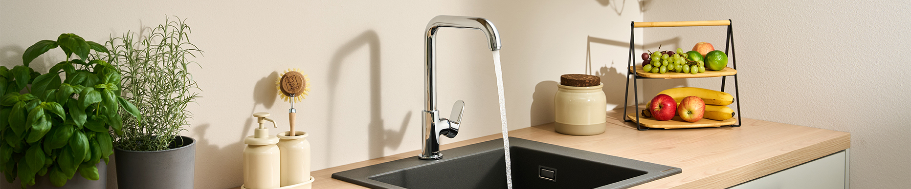 Baterie Vernis Blend M35 ve tvaru písmene U nainstalovaná na dřezu.