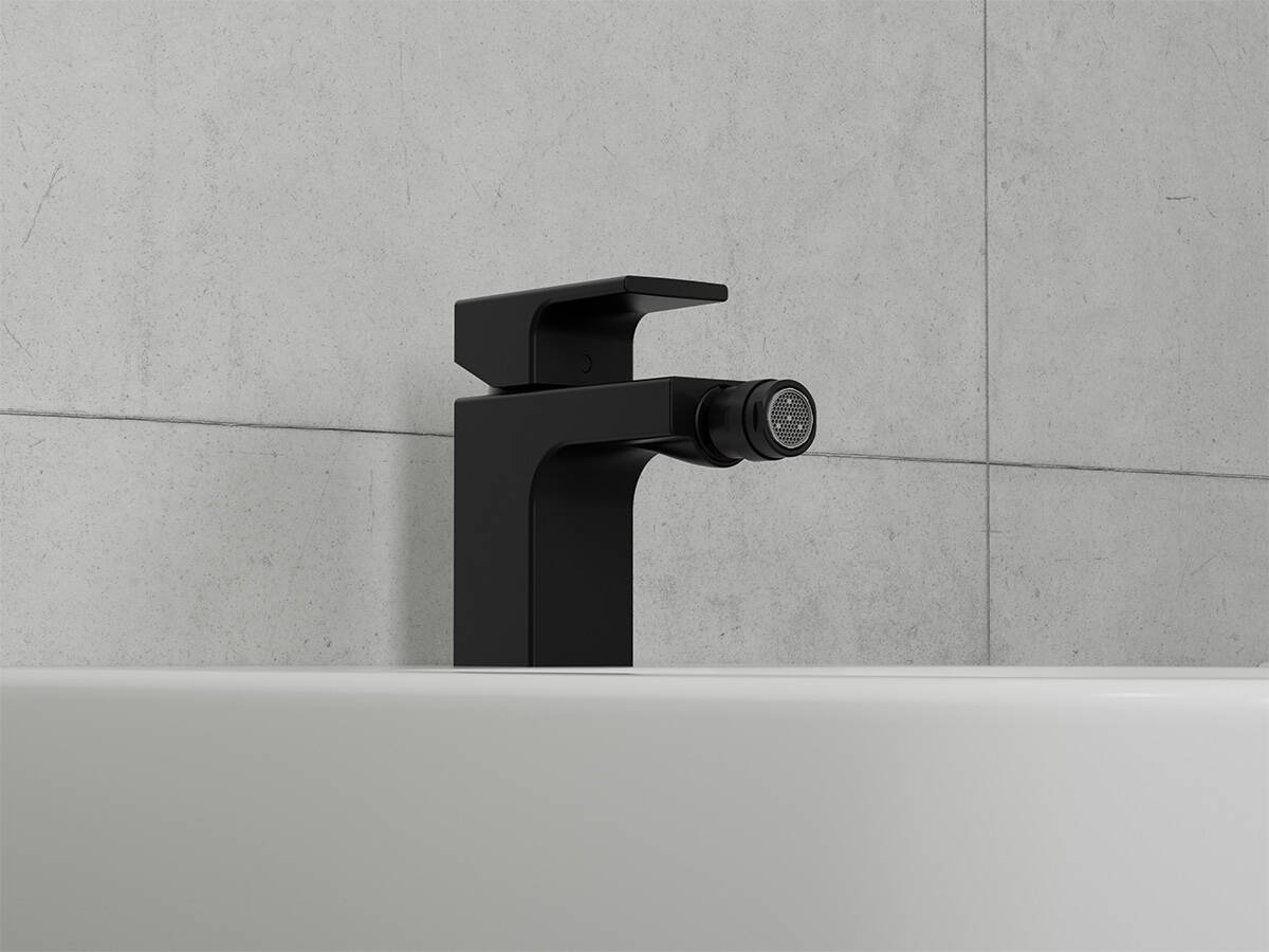 Bidetová batéria Vernis v matnej čiernej farbe.