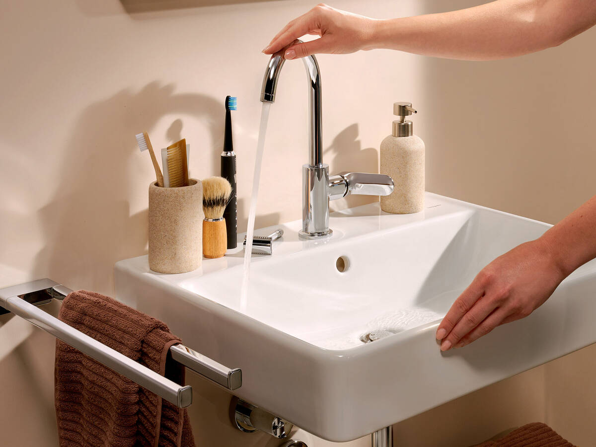 Hand adjusting the water jet from the hansgrohe Vernis faucet.