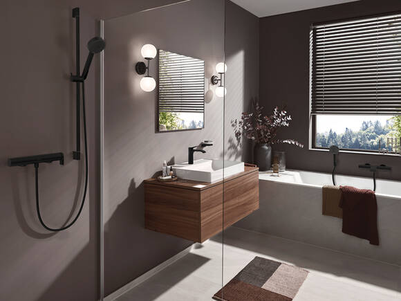 Vivenis FinishPlus Matte Black throughout the bathroom.
