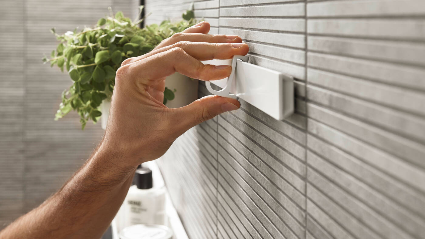 汉斯格雅的 WallStoris：无需打孔，粘贴即可。