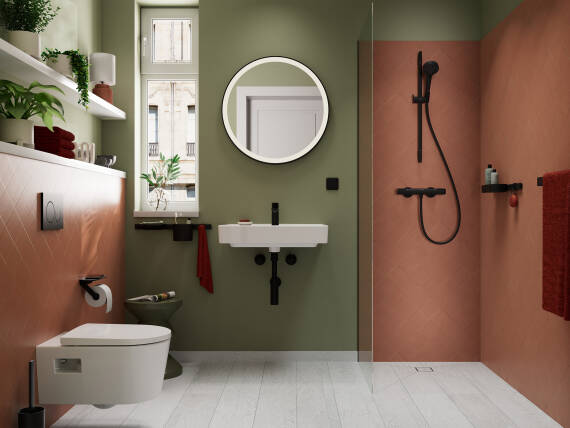 Runder, beleuchteter Badspiegel in pastellfarbenem Bad.