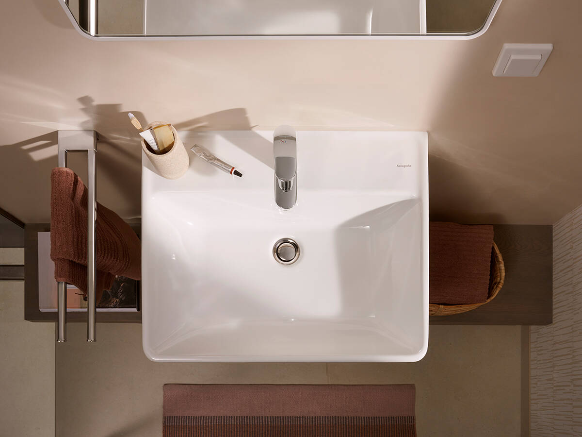 White Xanuia Q wash basin with chrome-colored faucet.