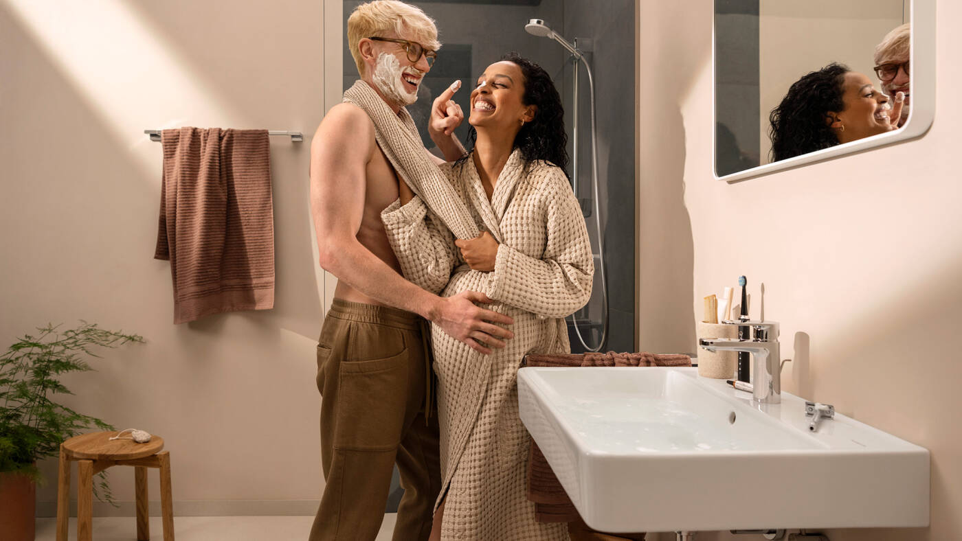 Herumalberndes Paar vor hansgrohe Waschtisch Xanuia Q.