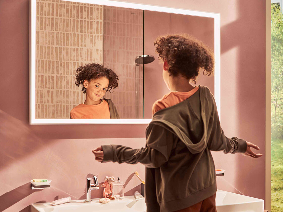 Kind am Waschplatz mit Xarita E Spiegel.    	