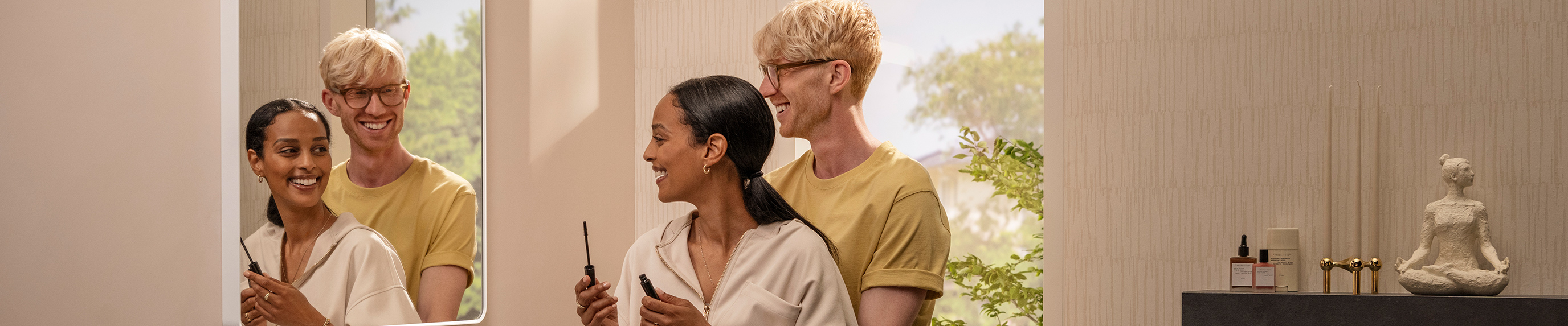 Glückliches Paar spiegelt sich in Xarita Lite Q Spiegel.