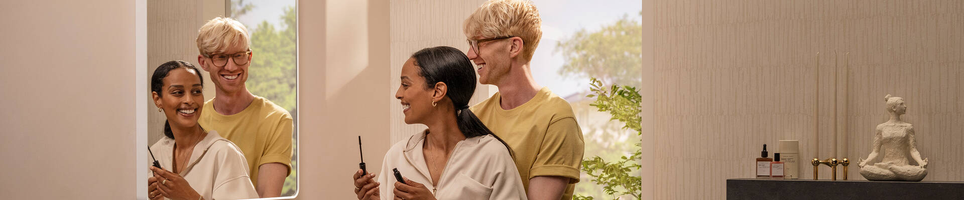 Boldog pár tükröződik a Xarita Lite Q tükörben.