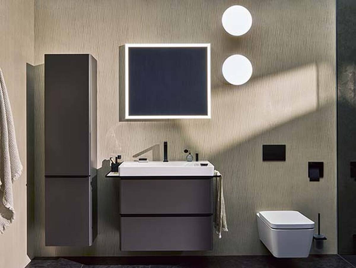 Toilet, håndvask og møbel fra hansgrohe i softsquare-design.