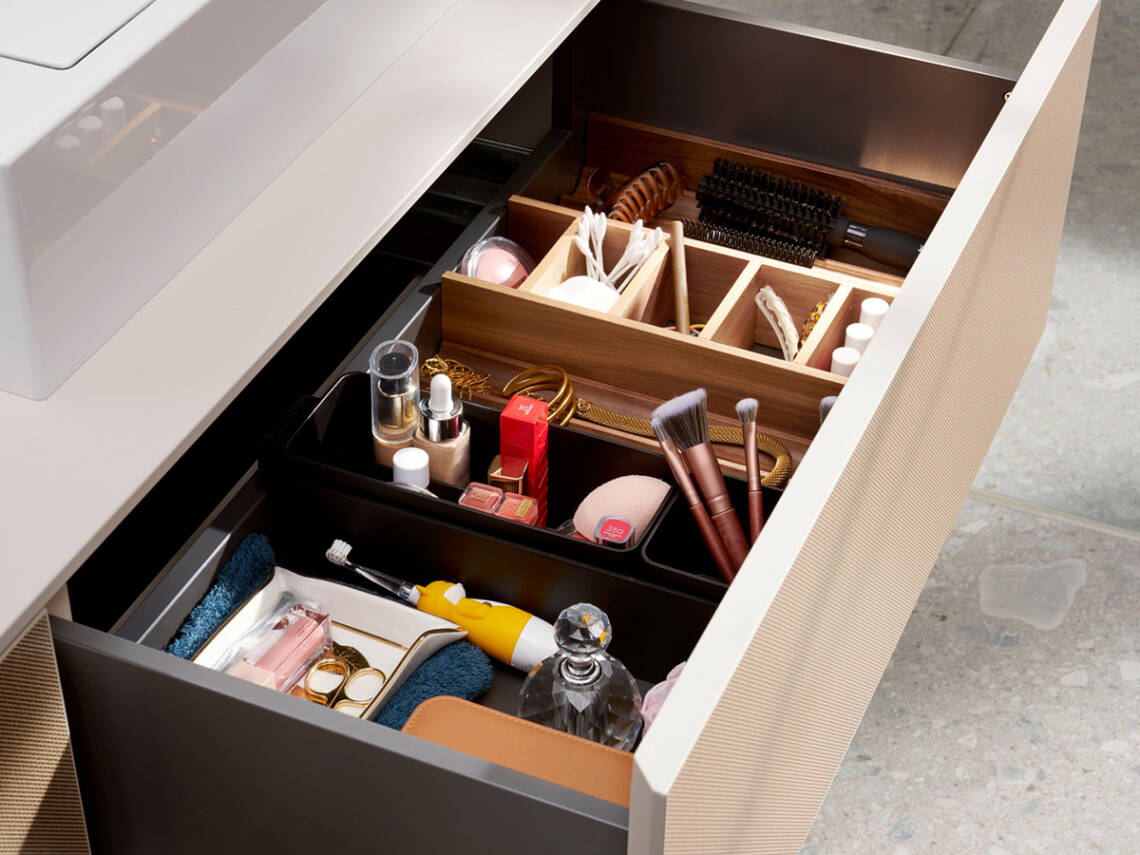 Lavabo tocador Xevolos E abierto. Aquí se ve su gran capacidad interior.