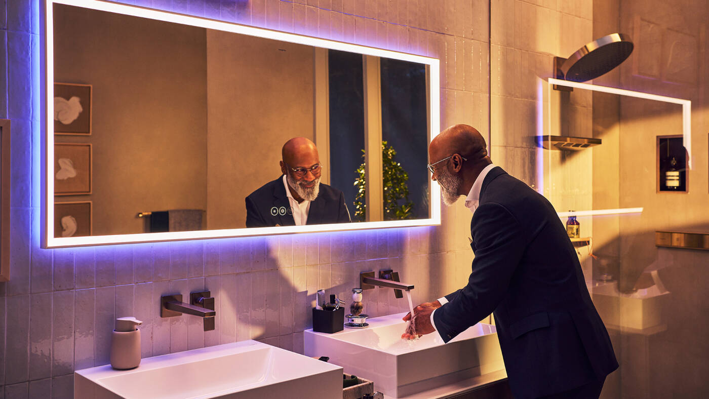 Man bij wasplaats met Xarita spiegel, verlicht.