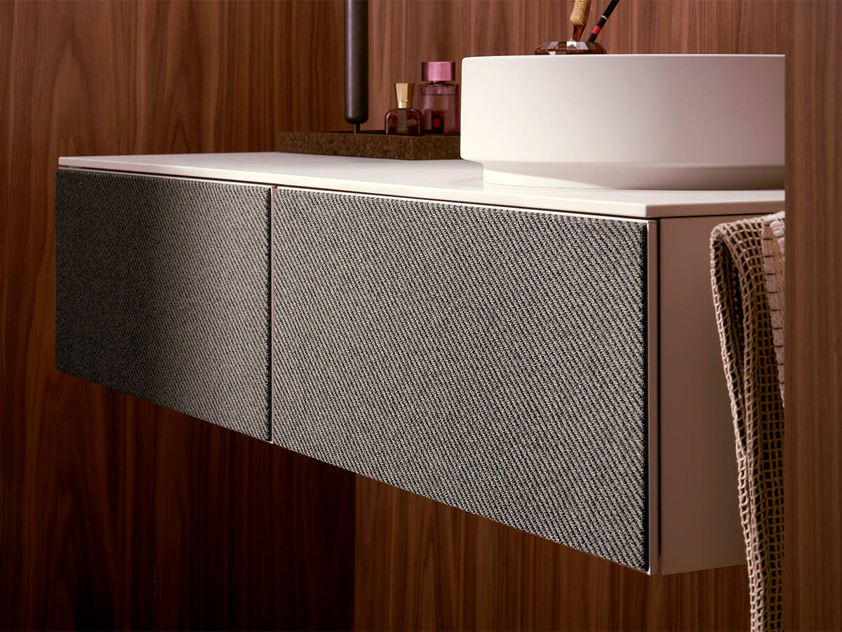 Xevolos badeværelsesmøbel med varm tekstiloverflade. 