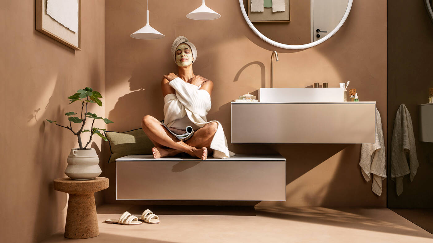 Frauen im Bad, Xevolos E Sideboard dient als Sitzplatz.