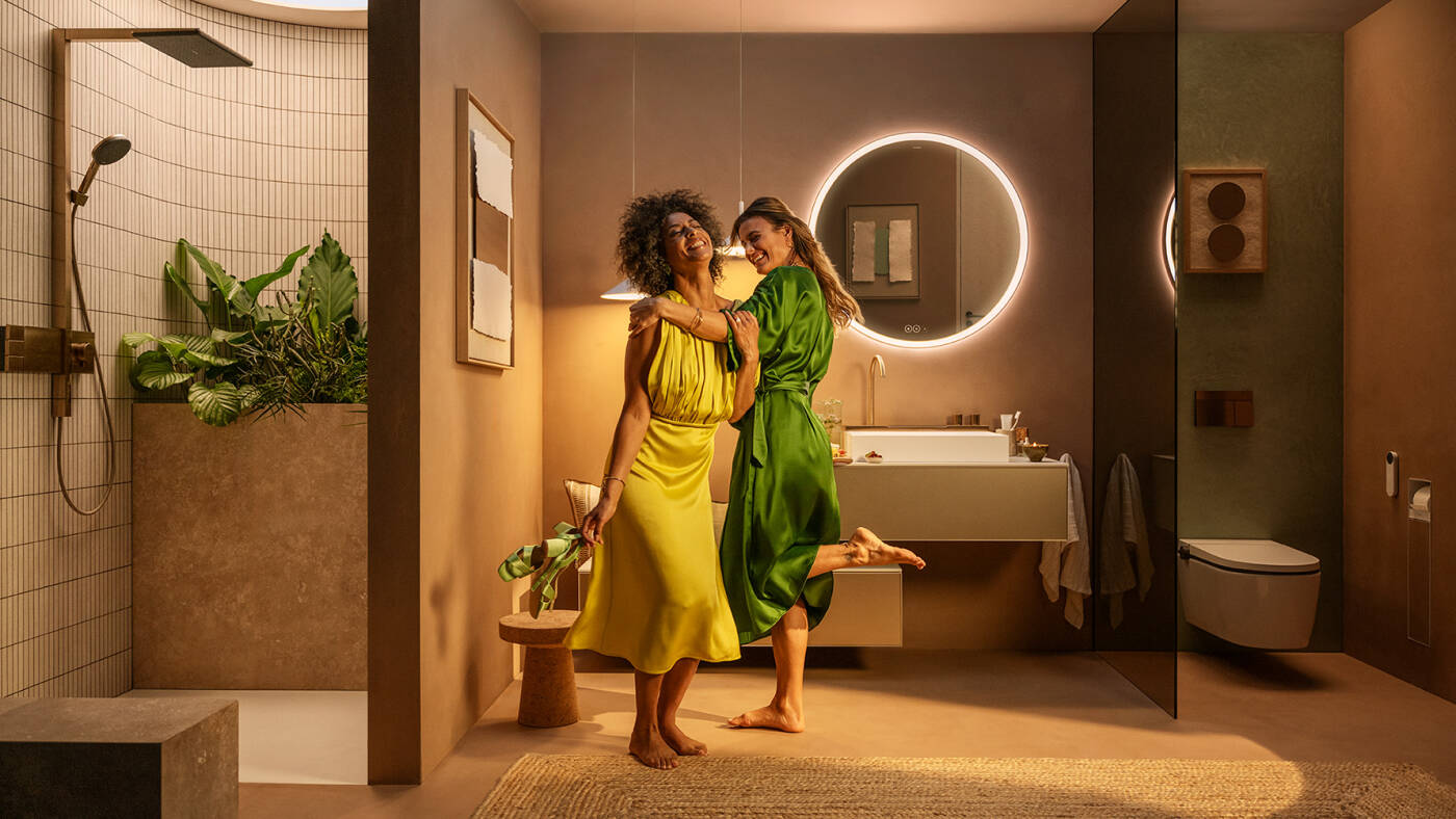 Zwei lachende Frauen in hansgrohe Traumbad.