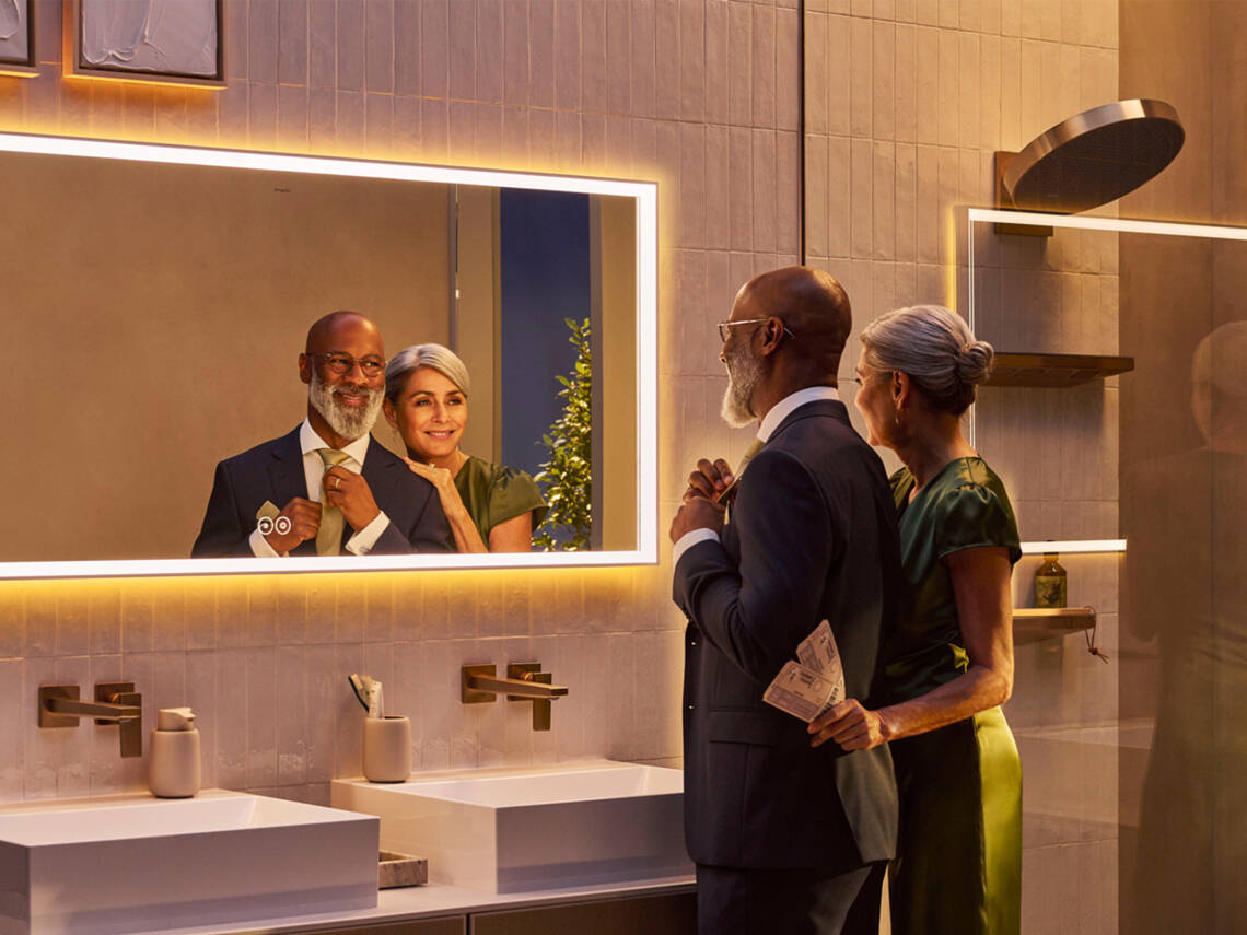 Un couple devant un double lavabo lors de leur routine du soir commune.
