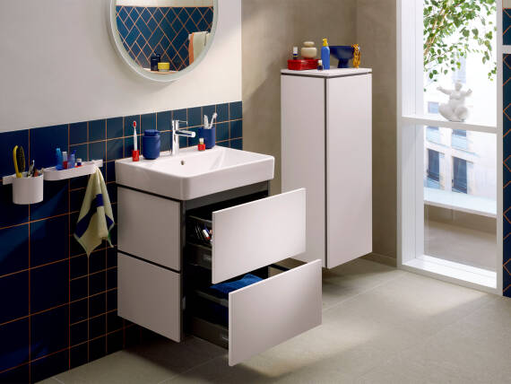 Petite salle de bains élégante avec motifs géométriques au mur, tons chauds et détails élégants.