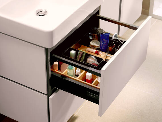 Close-up: Xilesa E bathroom furniture with drawer divider.
