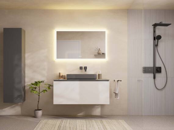 Puristisches Badezimmer mit eckigen Formen und Mattschwarz.