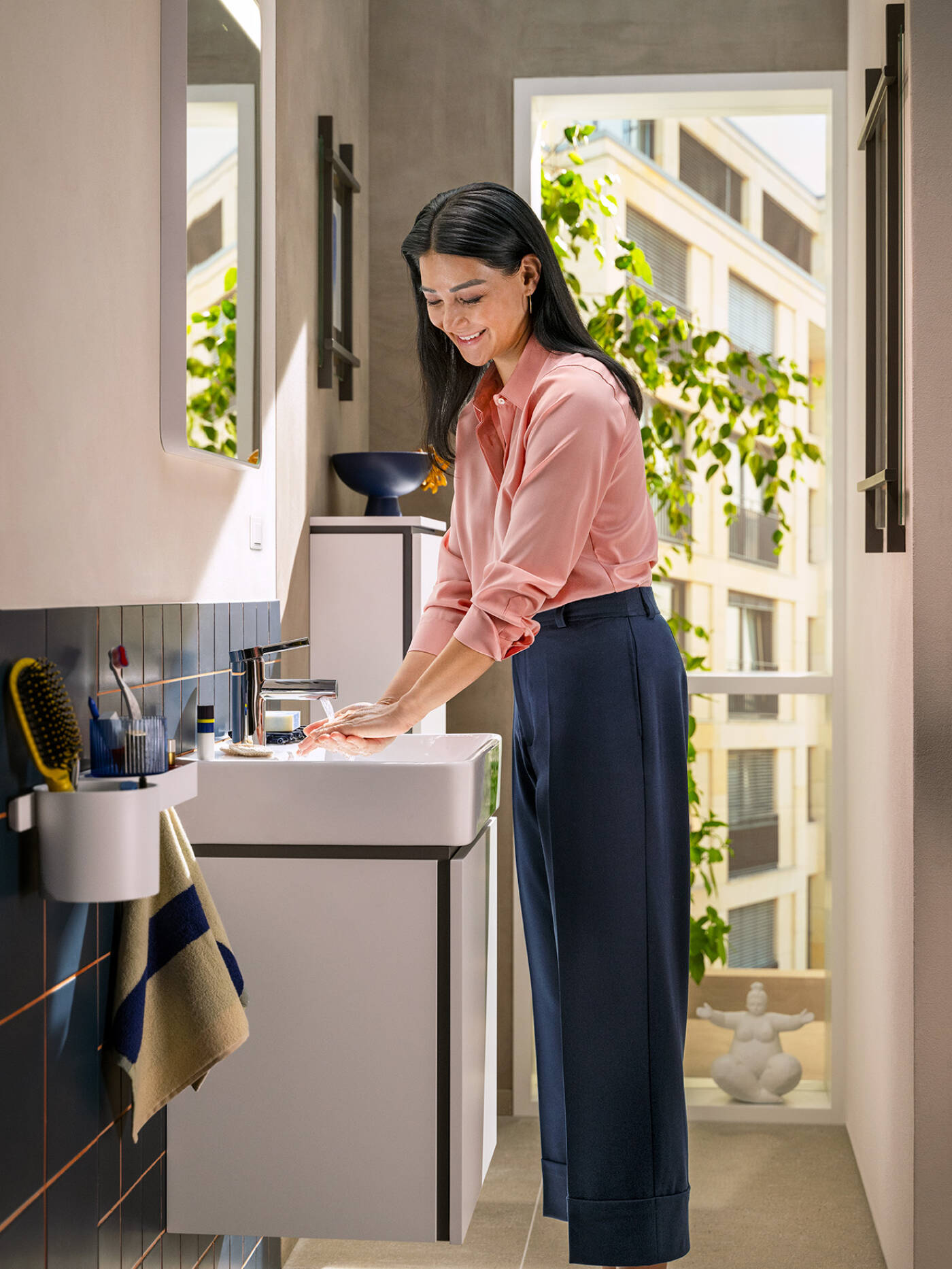 Compact Xilesa E bathroom furniture in the narrow bathroom.