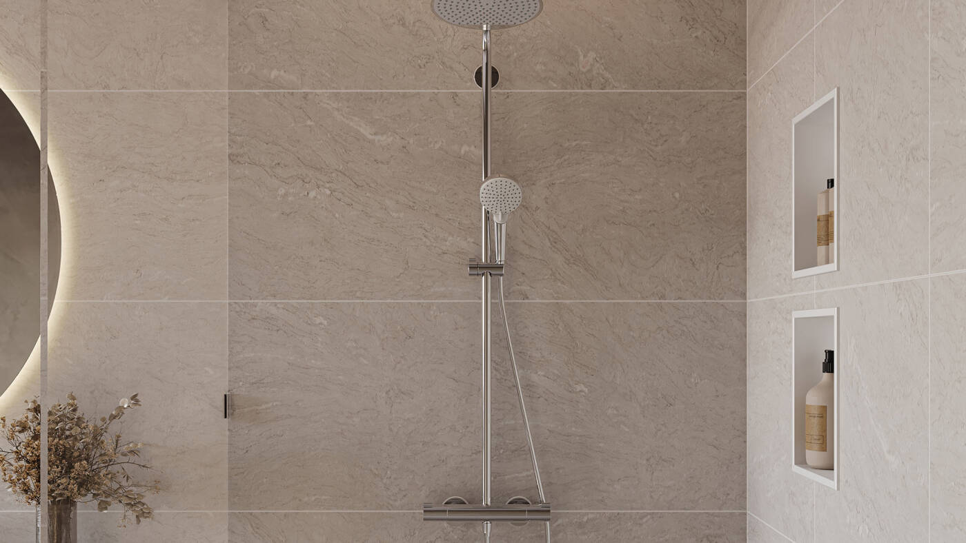 Salle de bains lumineuse avec niche murale XtraStoris en blanc.